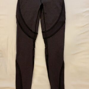 Lululemon Women’s Leggings Black Pinstripes SZ 6 Pre-owned